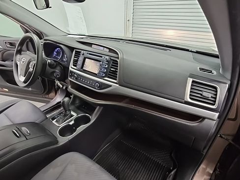 Used 2019 Toyota Highlander LE image 36