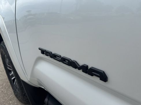 Used 2022 Toyota Tacoma TRD Sport w/ Black Out Package (TMS) AWD/4WD image 12