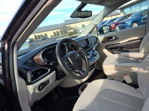 Used 2017 Chrysler Pacifica Touring image 14