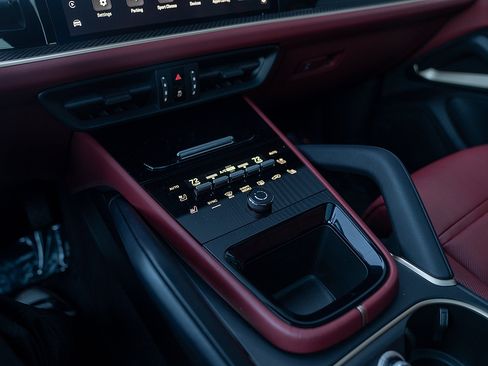 Certified 2025 Porsche Cayenne Coupe image 14