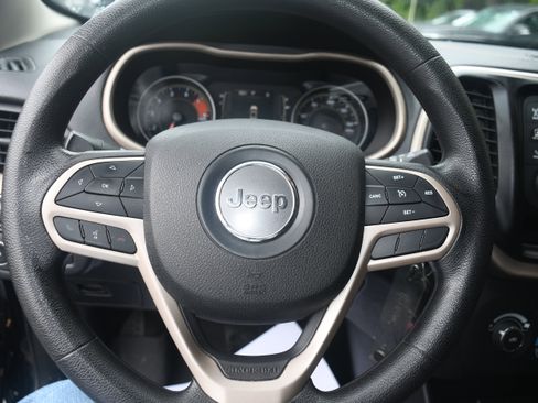 Used 2018 Jeep Cherokee Latitude AWD/4WD image 12