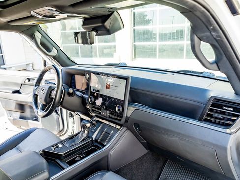 Used 2024 Lexus GX 550 image 18