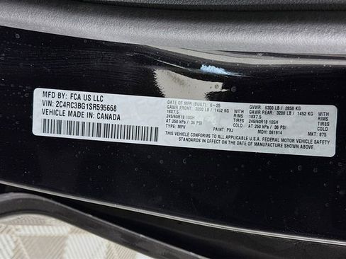 Used 2025 Chrysler Pacifica Select image 32