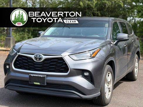 Used 2023 Toyota Highlander LE FWD image 1