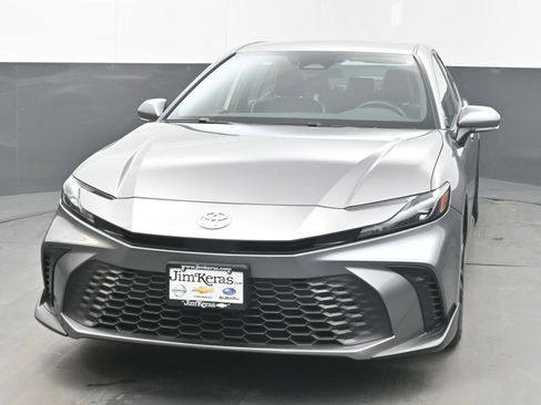 Used 2025 Toyota Camry SE FWD image 4
