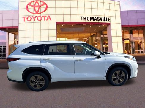 Used 2023 Toyota Highlander Bronze Edition image 4