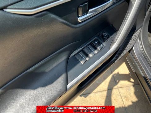 Used 2022 Toyota RAV4 XLE AWD/4WD image 12