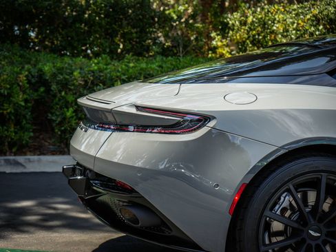 Used 2022 Aston Martin DB11 Coupe RWD image 34