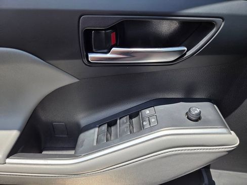 Used 2022 Toyota Highlander XLE FWD image 28