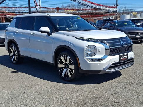 Used 2025 Mitsubishi Outlander SE image 4
