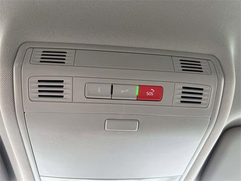 Used 2024 Volkswagen Taos SE image 31