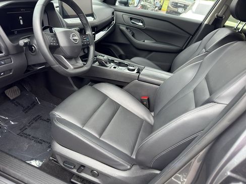 Used 2025 Nissan Rogue SL w/ Tech Package AWD/4WD image 11