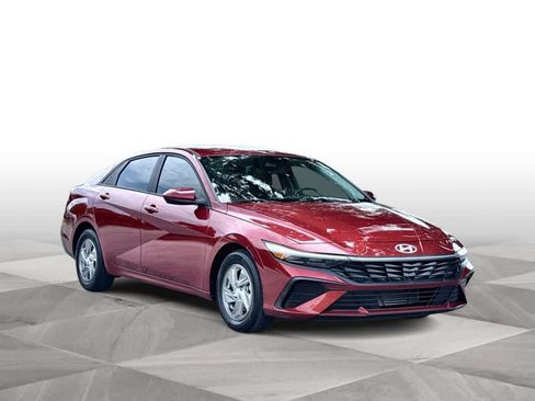Used 2025 Hyundai Elantra SE FWD image 2