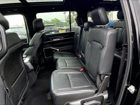 Used 2023 Jeep Wagoneer 4WD w/ Premium Group I image 17