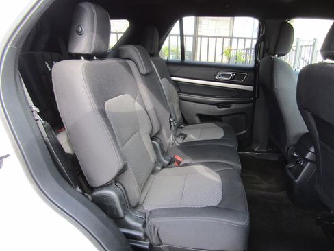 Used 2018 Ford Explorer XLT image 12