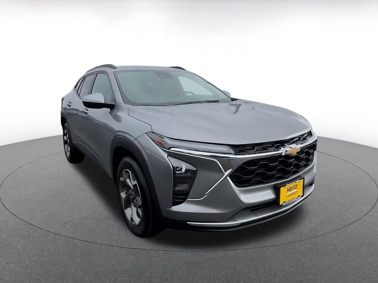 Used 2025 Chevrolet Trax LT w/ LT Convenience Package FWD image 3