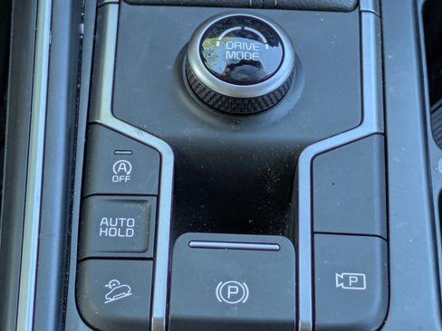 Certified 2025 Kia Sorento LX FWD image 22