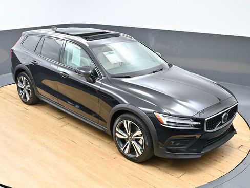 Used 2025 Volvo V60 B5 Cross Country Plus AWD/4WD image 43