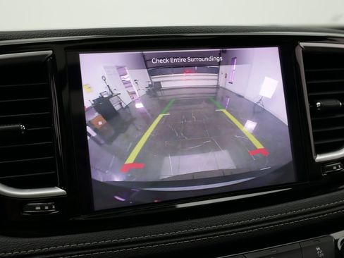 Used 2023 Chrysler Pacifica Limited FWD image 25