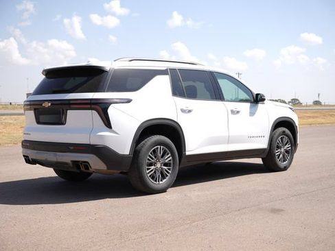 Used 2025 Chevrolet Traverse LT FWD image 4