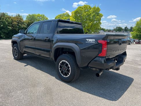 Used 2025 Toyota Tacoma TRD Off-Road AWD/4WD image 4