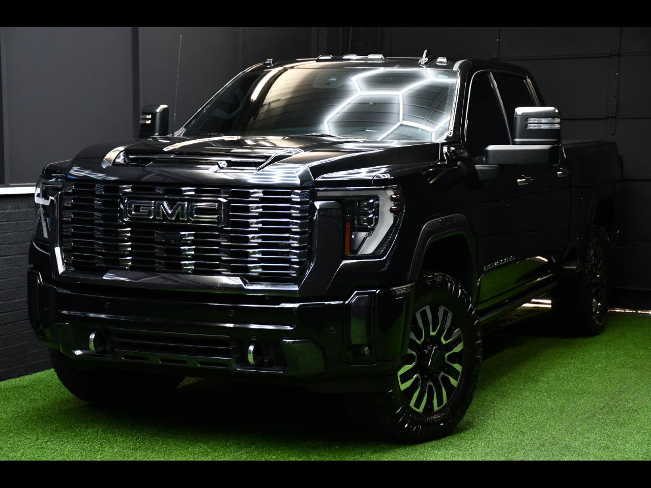 Used 2024 GMC Sierra 2500 Denali Ultimate AWD/4WD image 1
