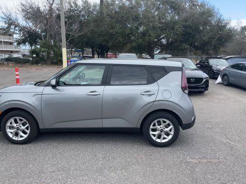 Used 2025 Kia Soul LX w/ LX Technology Package FWD image 9