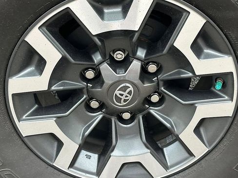 Certified 2019 Toyota Tacoma TRD Off-Road AWD/4WD image 29
