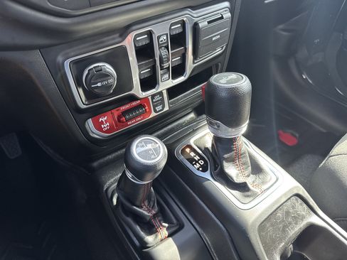 Used 2022 Jeep Wrangler Unlimited Rubicon w/ Cold Weather Group AWD/4WD image 21