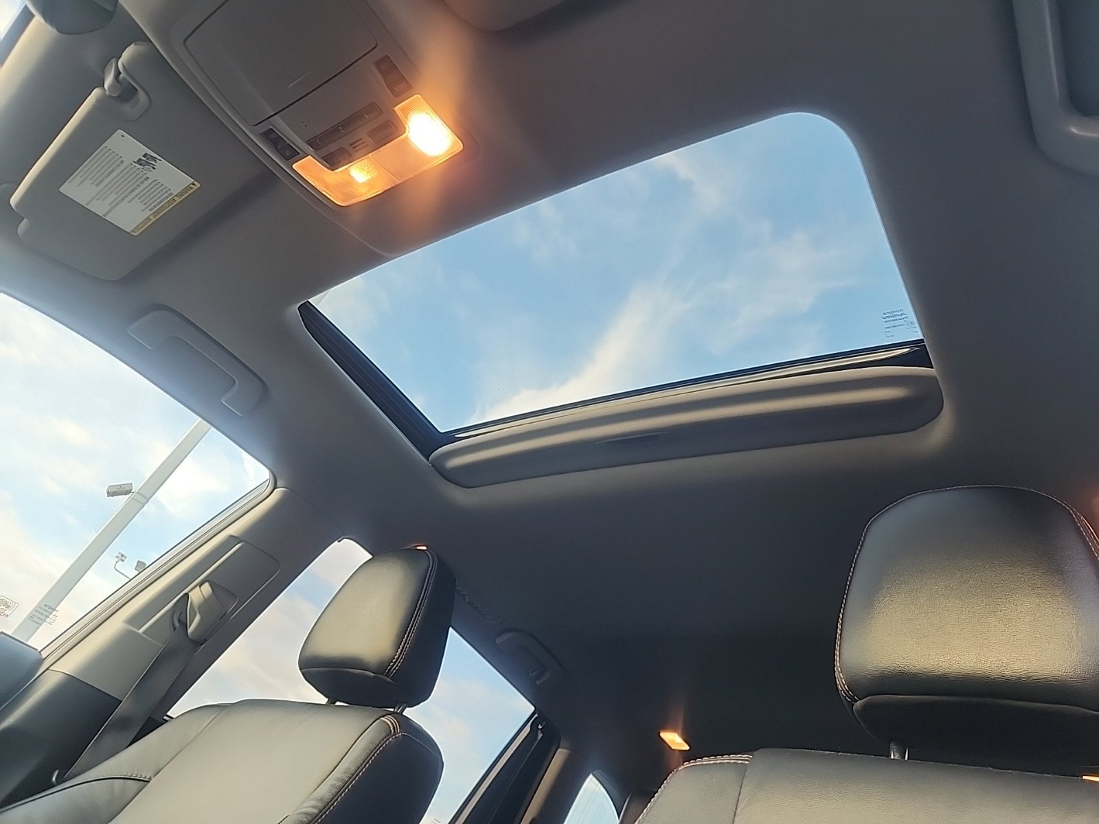 Used 2019 Toyota Highlander XLE AWD/4WD image 3