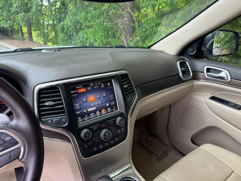 Used 2017 Jeep Grand Cherokee Overland AWD/4WD image 32