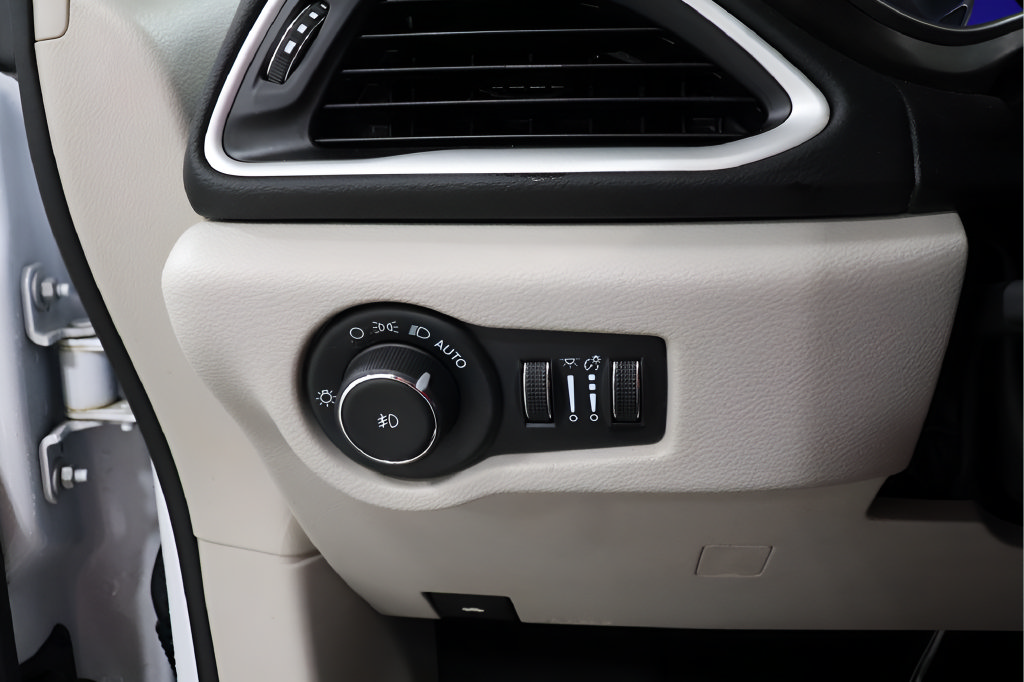 Used 2024 Chrysler Pacifica Touring-L FWD image 16