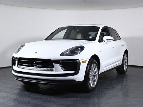 Certified 2022 Porsche Macan AWD/4WD image 1