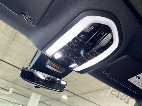 Used 2025 Porsche Macan AWD/4WD image 32