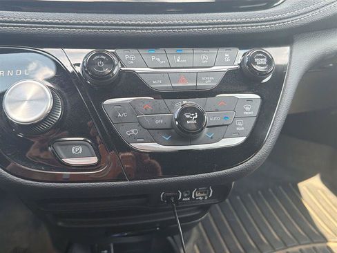 Used 2023 Chrysler Pacifica Touring-L w/ S Appearance Package AWD/4WD image 18