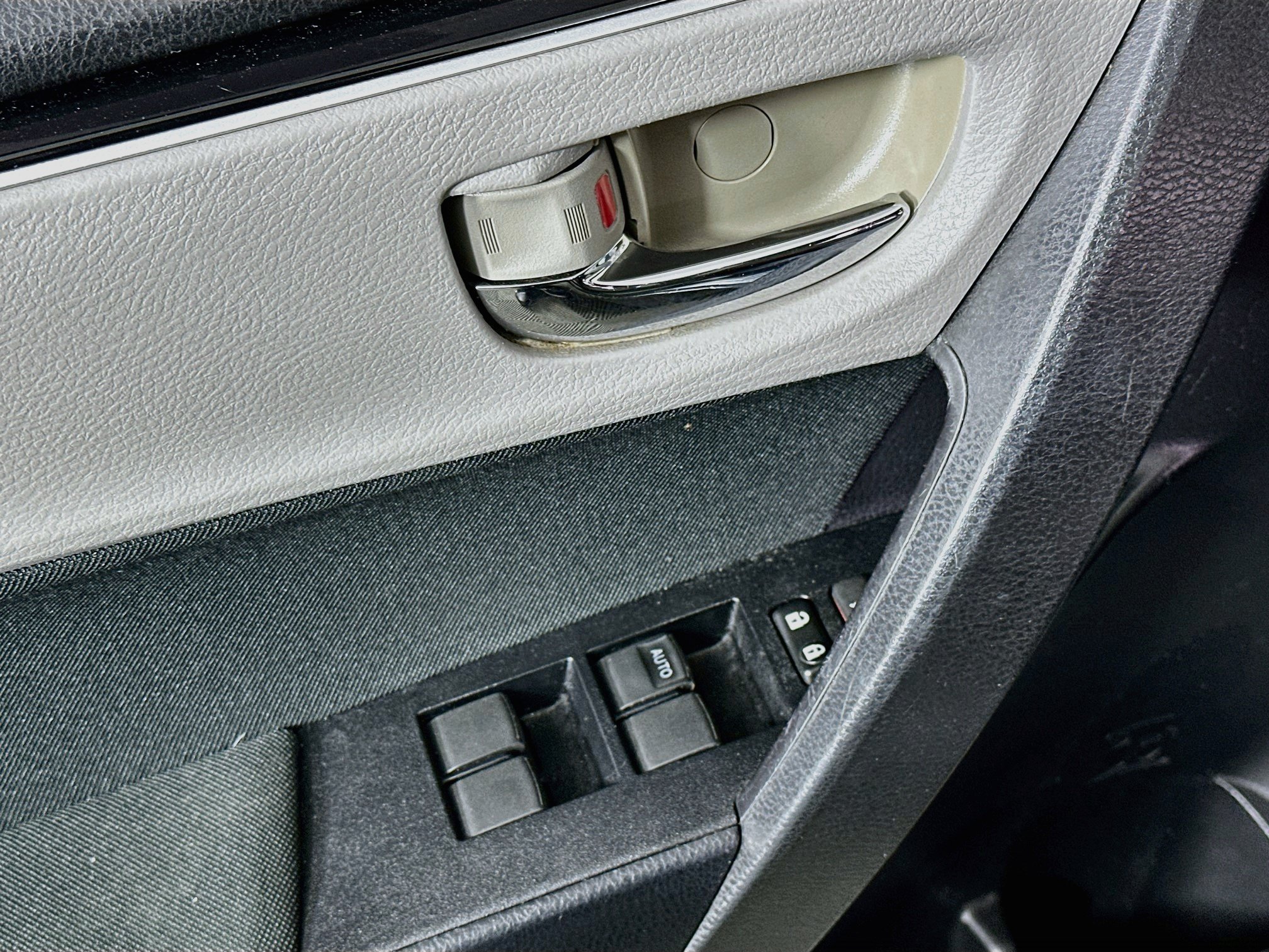 Used 2017 Toyota Corolla LE FWD image 15