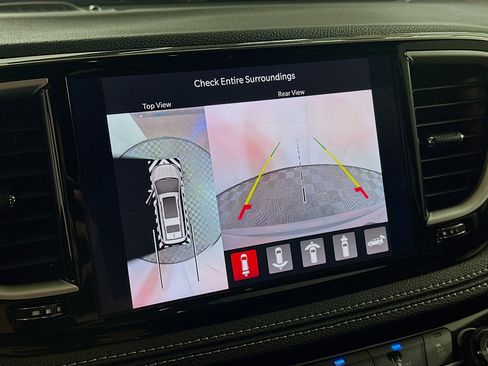 Used 2025 Chrysler Pacifica Select image 22