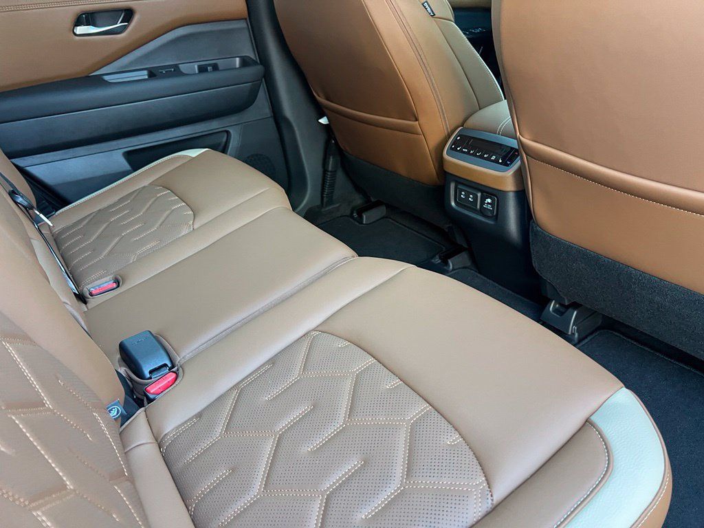 Used 2026 Nissan Pathfinder Platinum w/ Cargo Package AWD/4WD image 21
