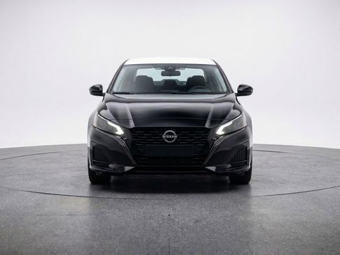 Used 2025 Nissan Altima 2.5 SV image 2