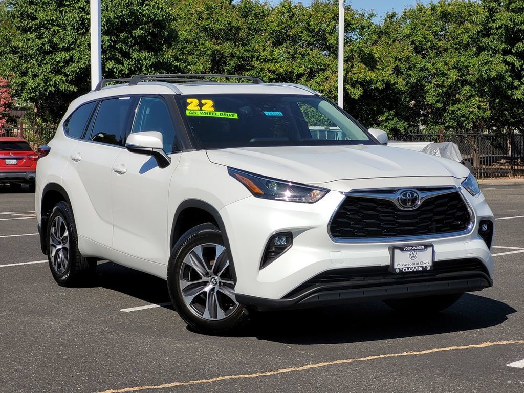 Used 2022 Toyota Highlander XLE AWD/4WD image 2