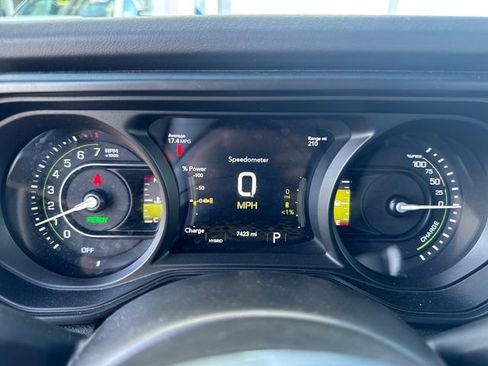 Used 2025 Jeep Wrangler Unlimited Sahara AWD/4WD image 27