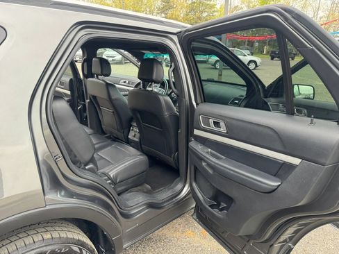 Used 2017 Ford Explorer XLT w/ Equipment Group 202A FWD image 16