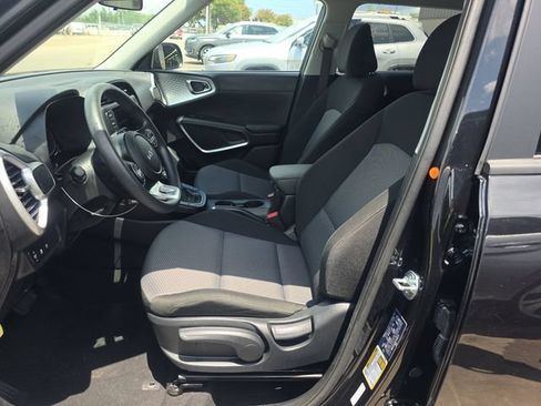 Used 2025 Kia Soul LX w/ LX Technology Package FWD image 6
