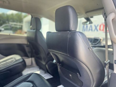 Used 2019 Chrysler Pacifica Touring-L FWD image 49