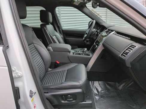 Used 2025 Land Rover Discovery S image 31