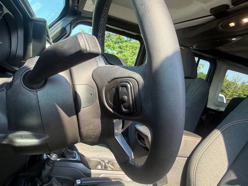 Used 2025 Jeep Wrangler Unlimited Sahara AWD/4WD image 19