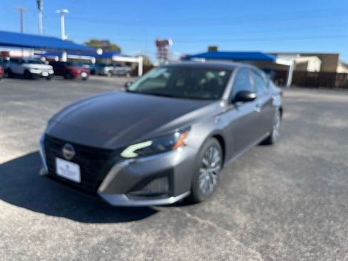 Used 2024 Nissan Altima 2.5 SV image 2