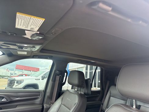 Used 2021 GMC Yukon Denali w/ Denali Premium Package AWD/4WD image 17