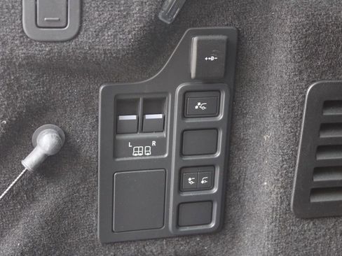 Certified 2025 Land Rover Discovery Dynamic SE image 37