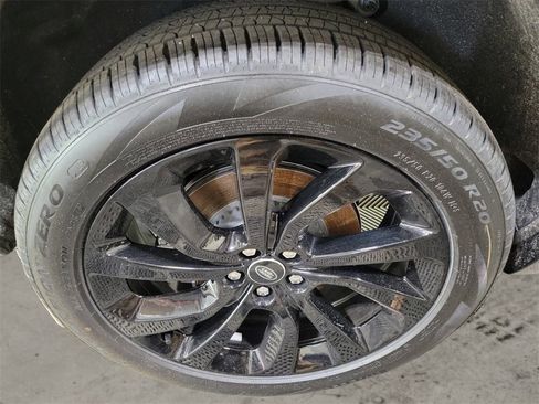 New 2025 Land Rover Discovery Sport Dynamic SE image 12